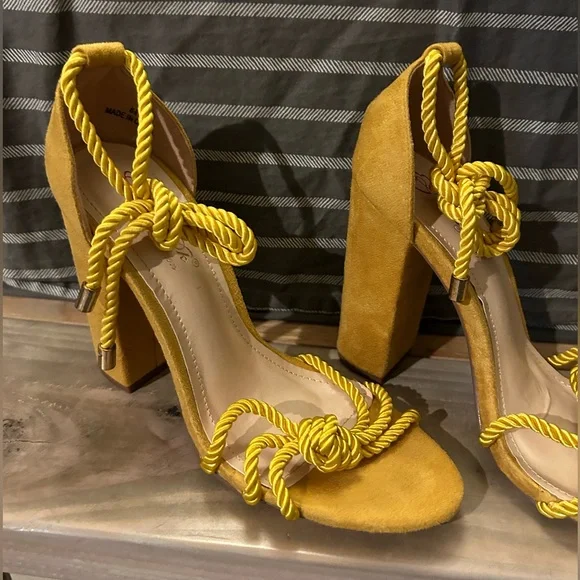 DBDK FASHION YELLOW HEELS SZ 8.5 - Picture 2 of 6